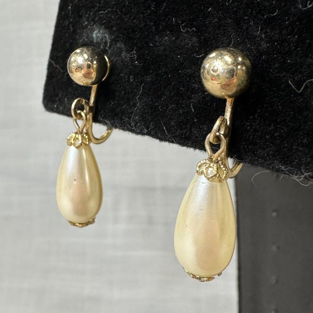 Vintage Sarah Coventry Gold and Pearl Drop Clip On Earrings